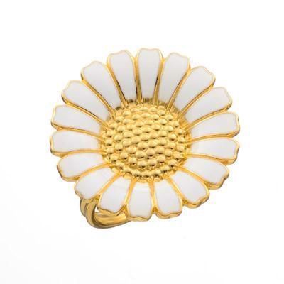 Forgyldt Marguerit ring med hvid emalje 25 mm fra Lund Copenhagen
